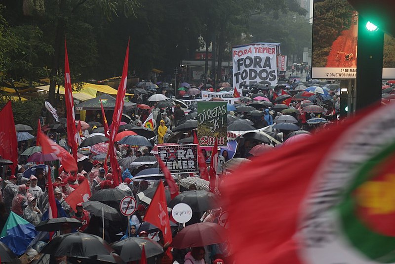 Manifestantes fazem protesto na Avenida Paulista contra o governo Michel Temer