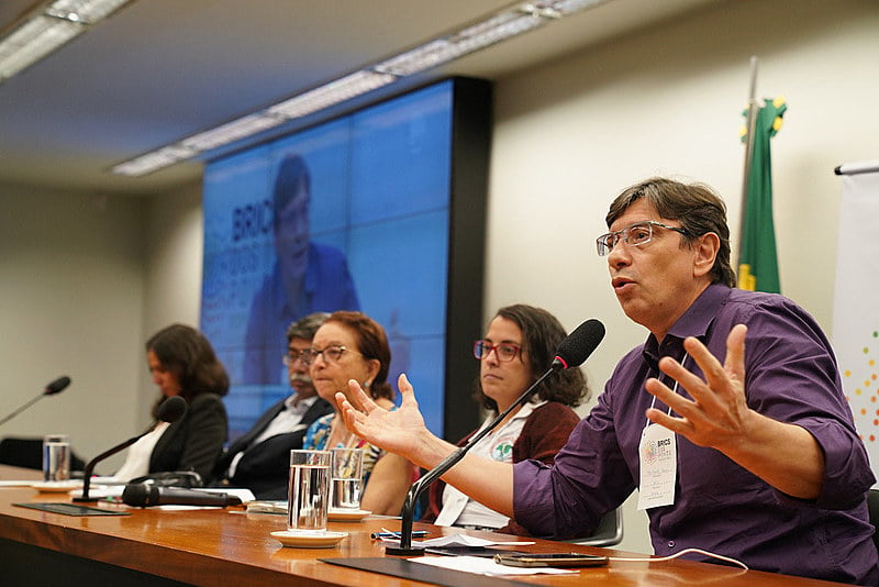 Mudar o modelo produtivo e de organização da sociedade é uma decisão política, segundo Pochmann