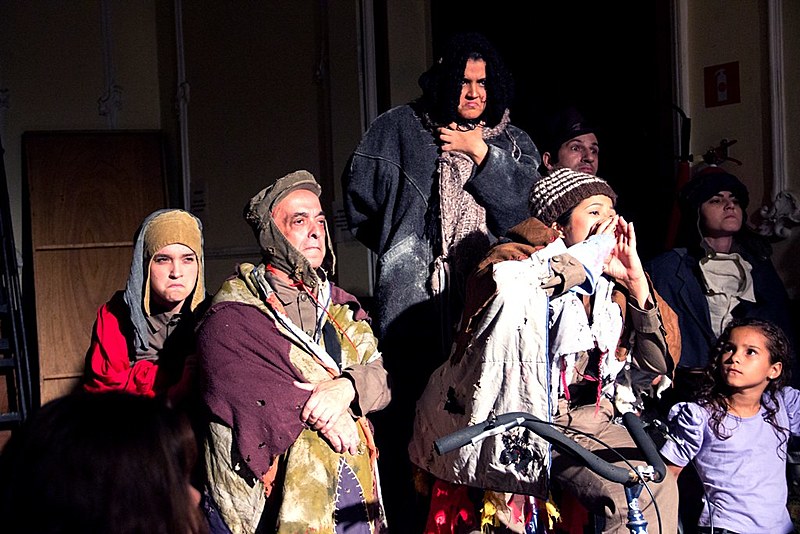 Imagem de integrantes do Grupo de Teatro União e Olho Vivo em cena teatral