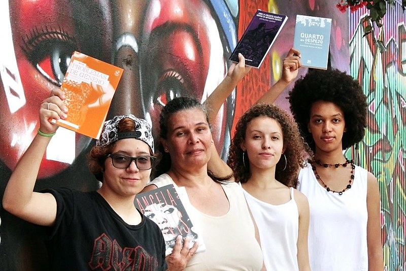 Livros como "Mulher, Raça e Classe" e "Quarto do Despejo" estão entre as leituras levadas para donas de casa