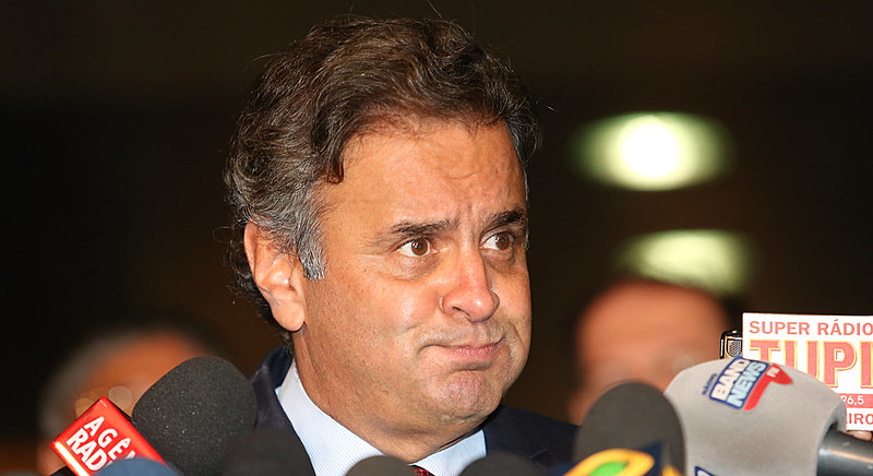 Exemplo: Aécio Neves (PSDB-MG) transferiu sua parte em estação de rádio para sua irmã