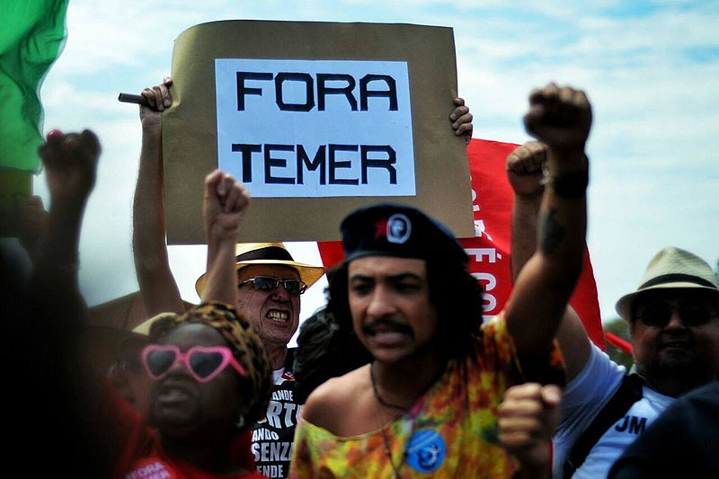 Manifestantes acompanham sessão desde o início da manhã desta quarta, na frente do Palácio da Alvorada