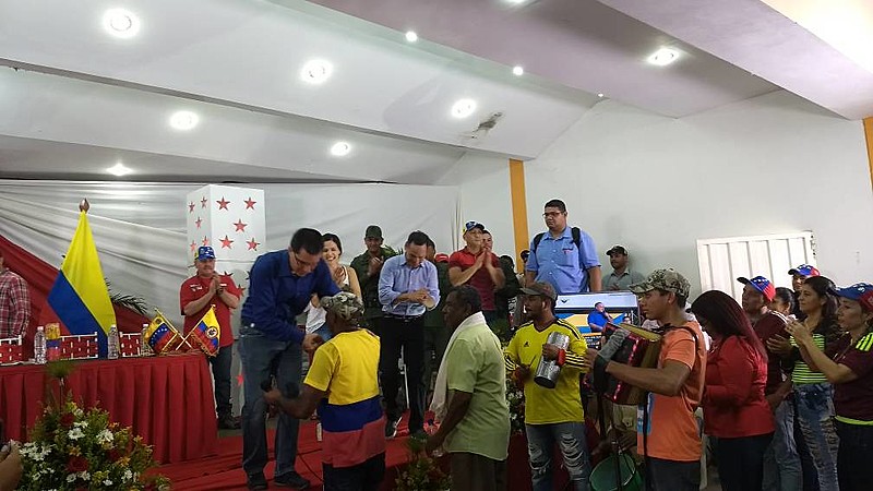 Encontro entre chanceler venezuelano e migrantes colombianos, muitos dos quais refugiados