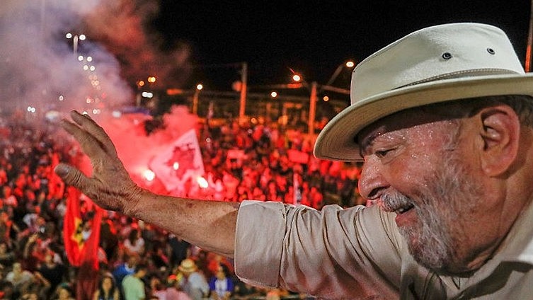 O ex-presidente tem até às 17h desta sexta (6) para se apresentar à Polícia Federal, em Curitiba