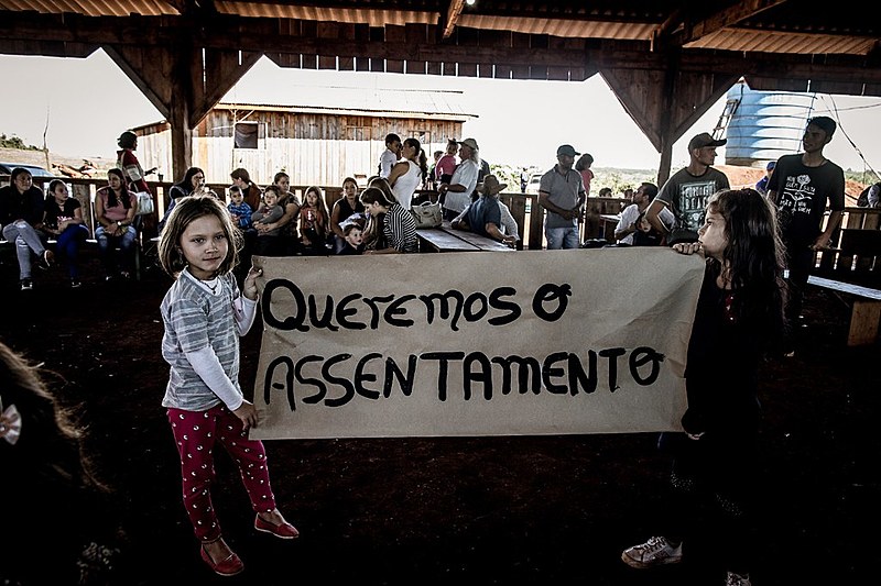 Além de comemorar a colheita da terra, a agricultora relata a satisfação em ter garantido a educação dos filhos.