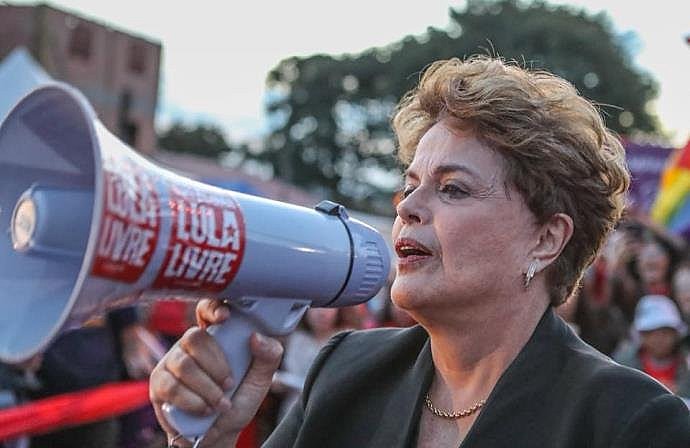Dilma Rousseff, presidenta do Brasil entre 2010 e 2016, durante visita à Vigília Lula Livre, em Curitiba (PR)
