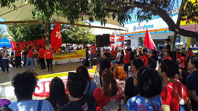 O ato reuniu trabalhadores e estudantes do ensino médio, técnico e superior de diversas instituições da região