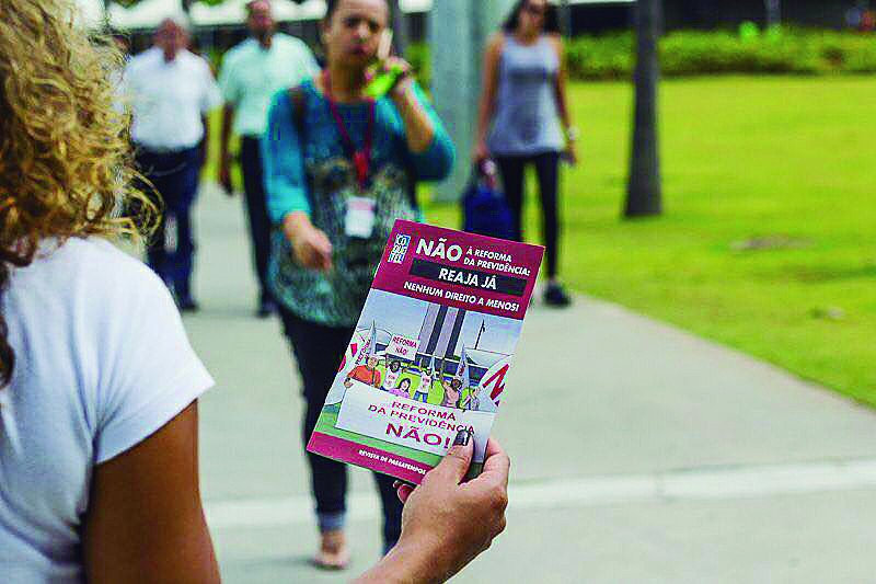 Sindicalistas distribuem material de formação na Cidade Administrativa