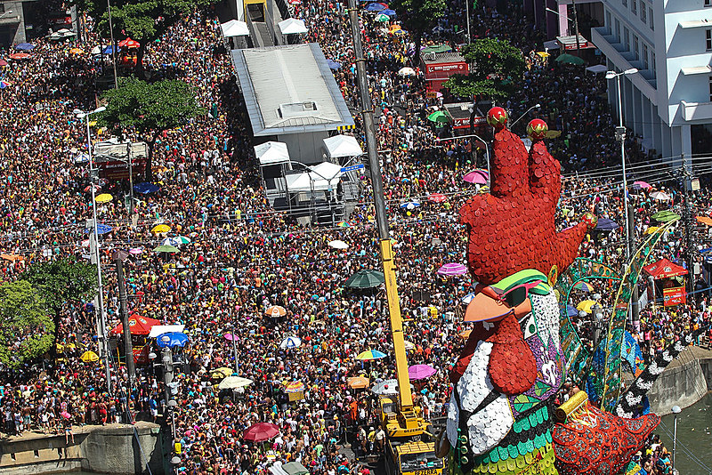 Em 2016, com o tema “Galo, Frevo e Manguebeat”, o desfile homenageou Chico Science, um dos maiores ícones da música pernambucana