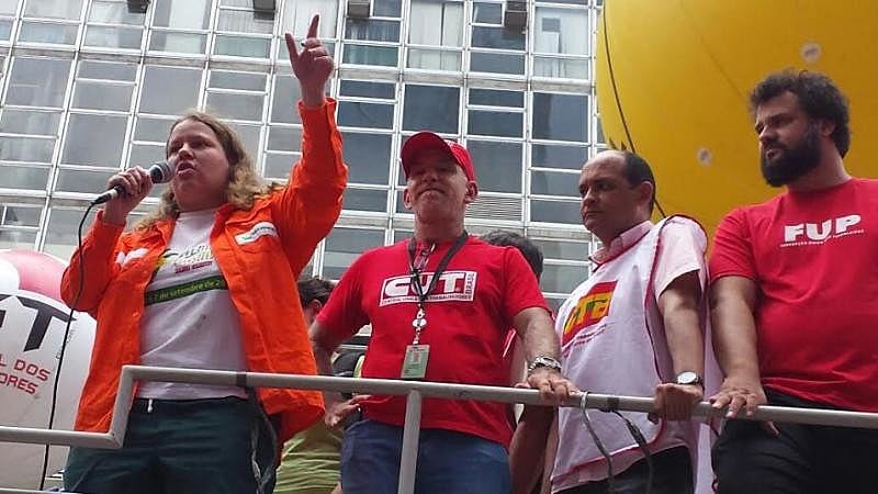 Trabalhadores da Petrobras questionam política de preços da estatal e entrega da empresa a multinacionais estrangeiras