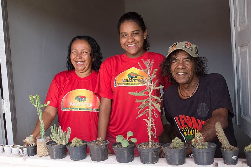 Dona Valdete Souza e sua família na sua casa nova, no conjunto Residencial Senador José Eduardo Dutra, no bairro Porto D’antas, em Aracaju