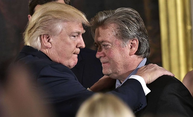 Donald Trump (esq.) e Steve Bannon (dir.): a serviço do liberalismo de mercado