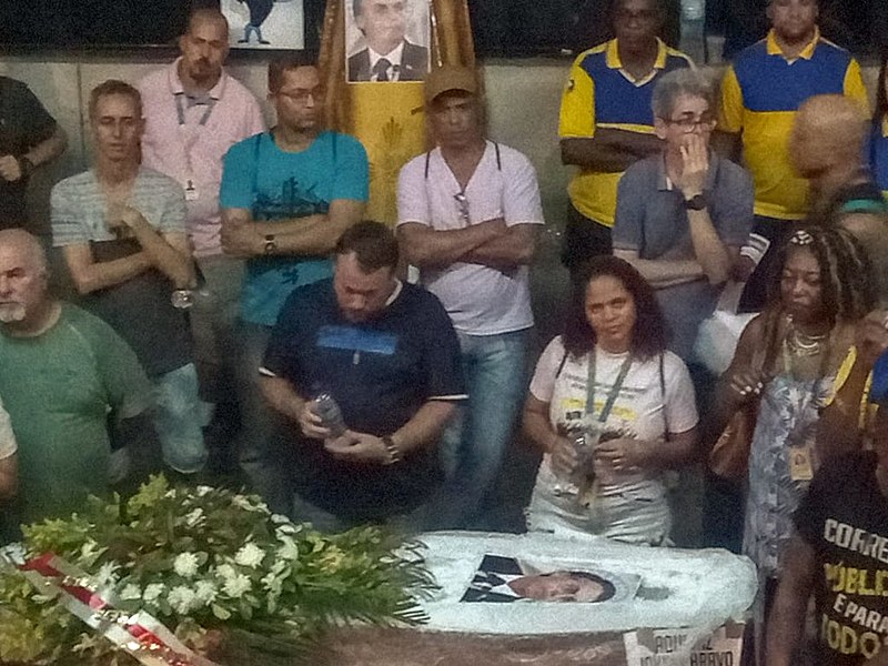 Foto do presidente e do personagem Johnny Bravo estavam estampadas no caixão