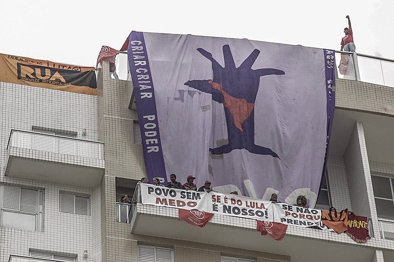 Dezenas de manifestantes estão dentro do imóvel e também protestam na rua em frente ao prédio