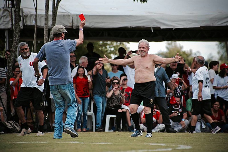 Ex-presidente durante inauguração do campo de futebol Doutor Sócrates Brasileiro na Escola Nacional Florestan Fernandes (ENFF)