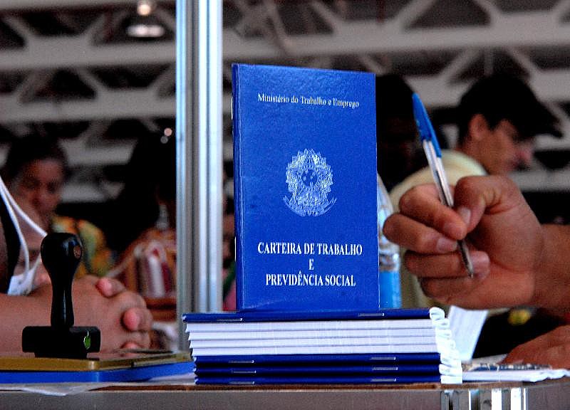 Número de desempregados chegou a quase 14 milhões no final de abril, segundo o IBGE