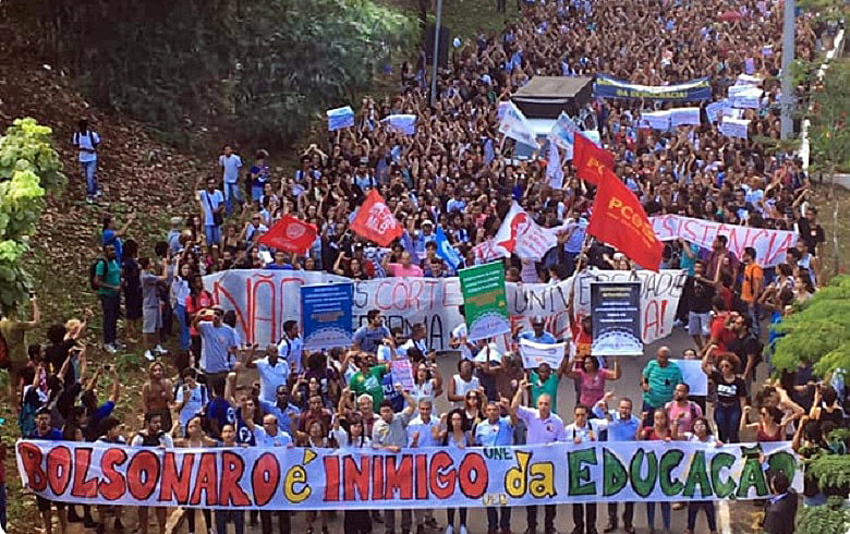 Manifestantes tomaram as ruas, no último dia 15, em defesa da educação pública e de qualidade; e contra os cortes do governo