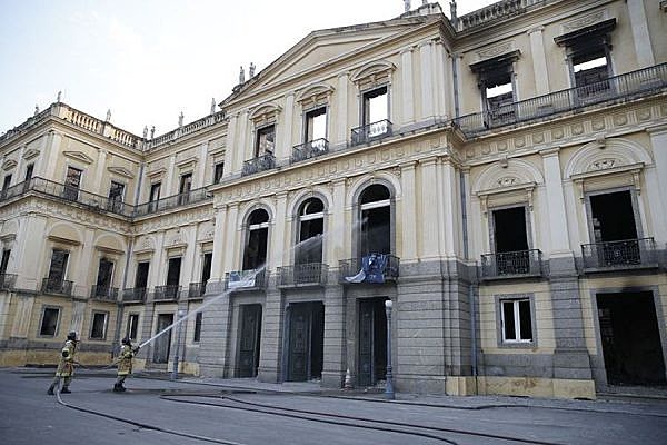 Bombeiros apagam pontos de fogo no Museu Nacional após incêndio