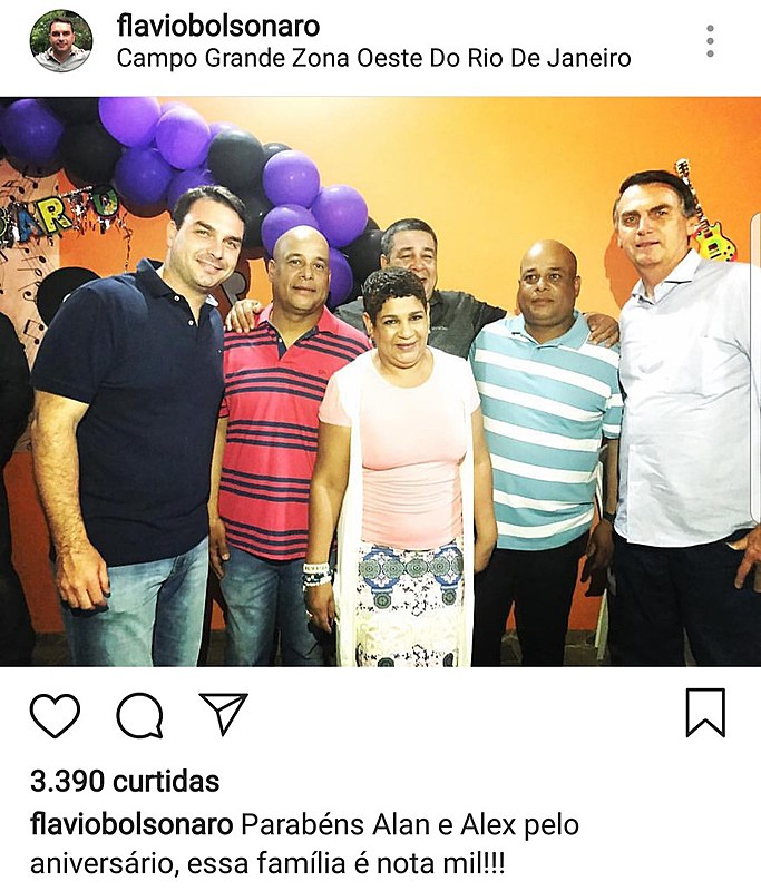 Flávio e Jair Bolsonaro compareceram ao aniversário de gêmeos milicianos na zona oeste do Rio