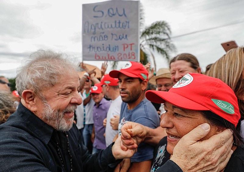 Na cidade de Cruz Alta (RS) população se reuniu para aguardar passagem da caravana do ex-presidente.