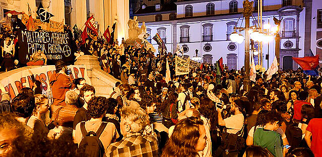 Protesto contra mortes de Ágatha e de outras crianças ocorreu em frente à Alerj, no centro do Rio