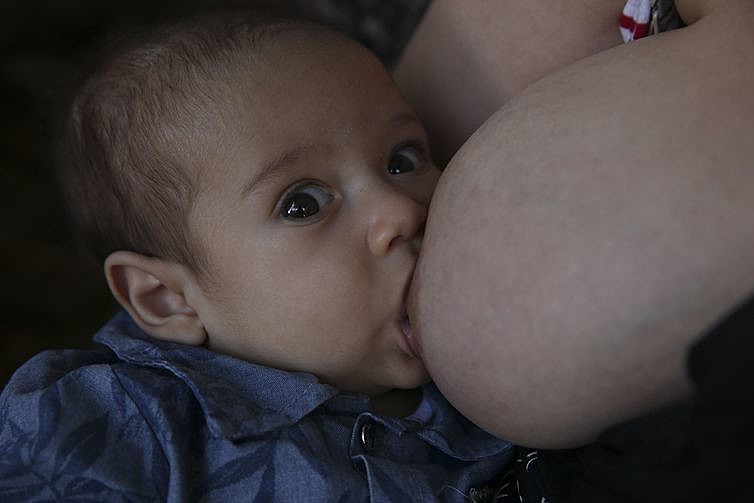 Pediatras brasileiros criticam EUA por tentativa de mudar resolução da OMS sobre aleitamento materno