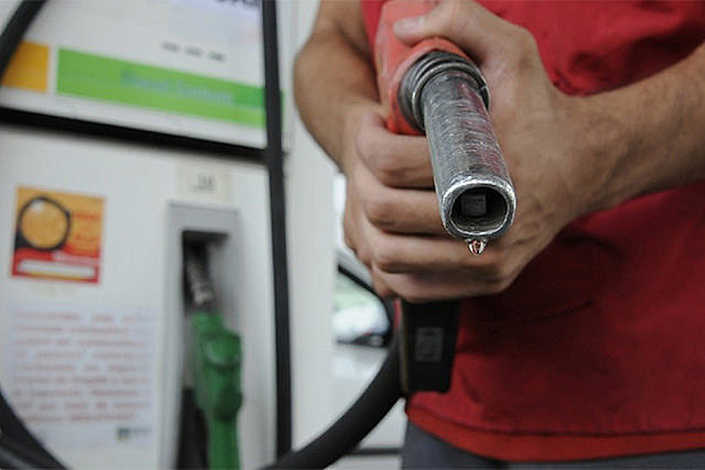 Equiparação ao dólar aconteceu sob comando de Pedro Parente em 2016 e provocou fortes aumentos no preço da gasolina e do gás de cozinha