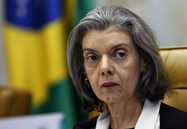 Ministra Cármen Lúcia, presidenta do STF, está sob tensão para recolocar o tema em pauta