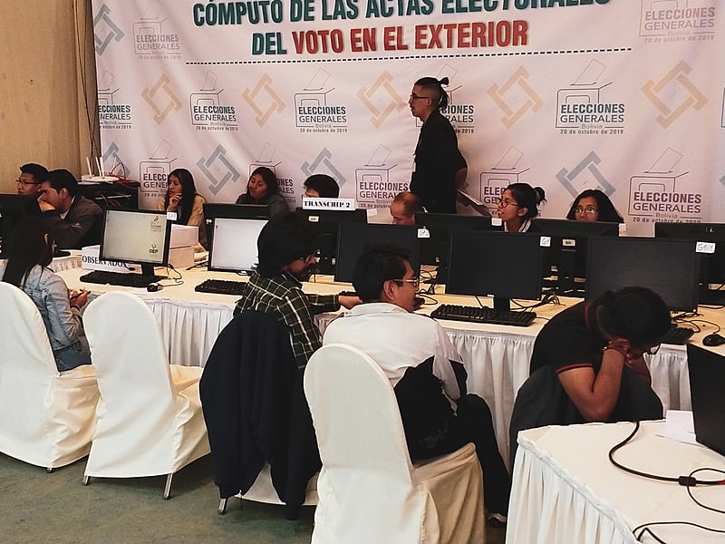 Sistema de divulgação dos resultados parciais foi reativado após ter sido suspenso na noite de domingo (20)