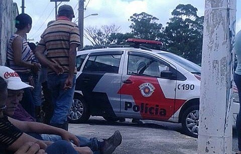 Os policias também estão obrigando os sem-teto a permanecerem na calcada sob um forte sol, inclusive idosos e crianças.
