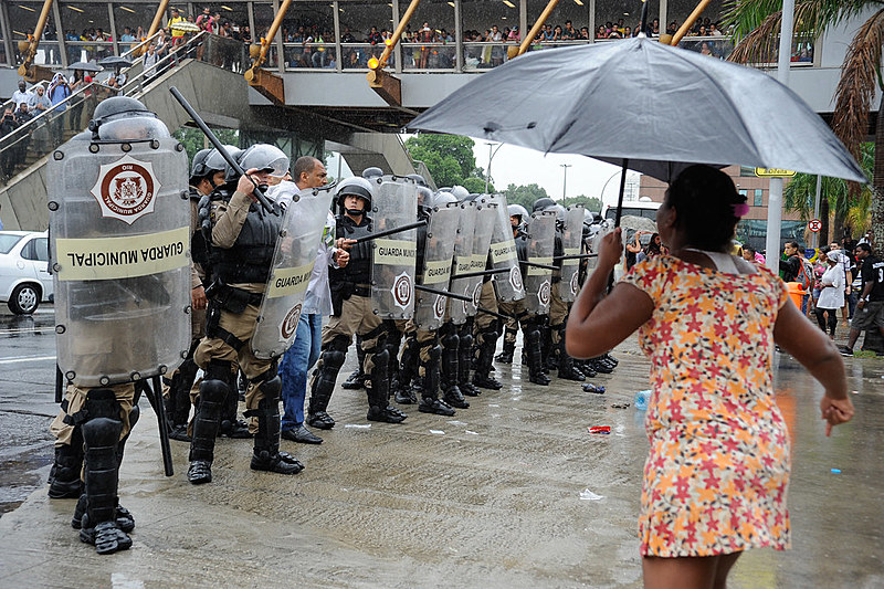 Vereadores rejeitaram a proposta que abria caminho para o uso de armas letais. No entanto, o uso de armas não-letais está em discussão