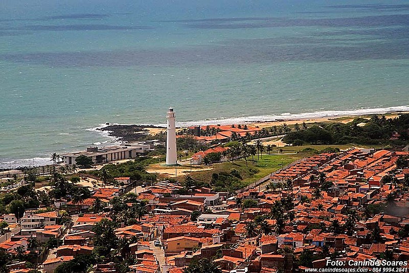 Do alto do morro, é possível ver boa parte do litoral, o que é motivo de disputas e interesses imobiliários