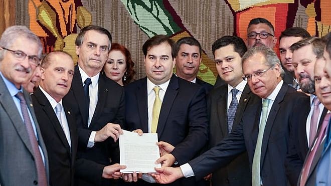Ao centro, Jair Bolsonaro e Rodrigo Maia durante protocolo do texto oficial da reforma