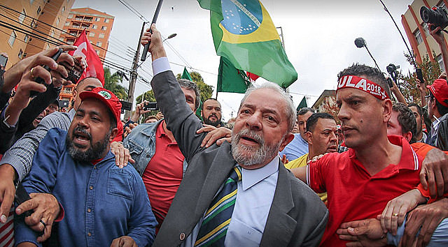 El ex-presidente fue recibido por millares de personas luego de sus declaraciones en la Justicia Federal