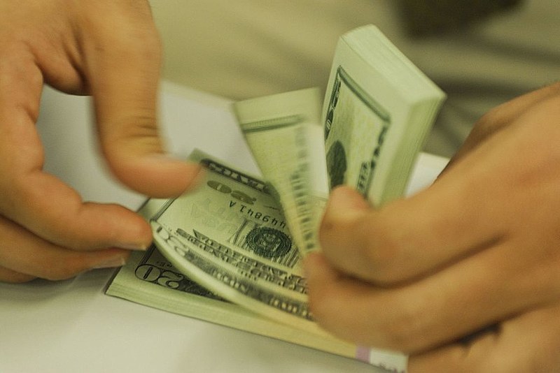 Projeto de Paulo Guedes inclui a possibilidade de pessoas físicas e jurídicas abrirem conta no Brasil em dólar