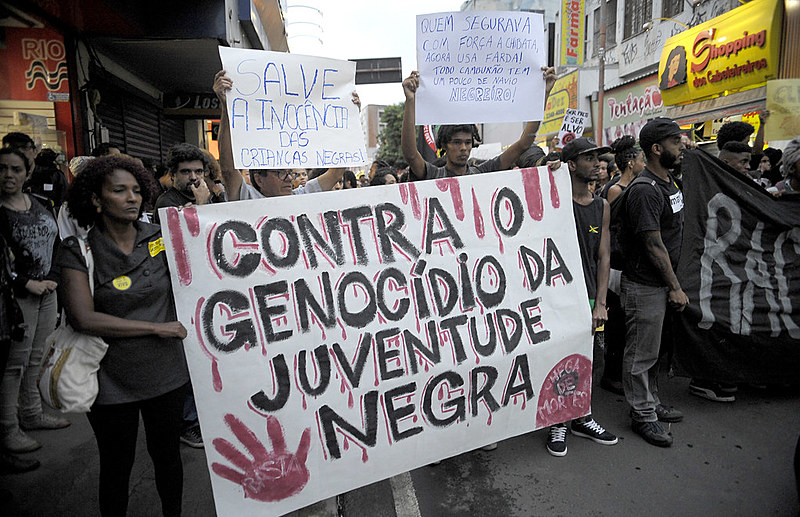 Em ato contra o genocídio da juventude negra, manifestantes protestam pelas ruas de Madureira contra a morte de cinco jovens por PMs em 2015