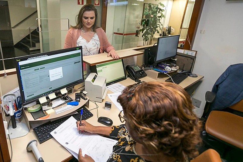 O objetivo da deputada petista é acabar com o prazo de três anos estabelecido para o pagamento e torná-lo vitalício