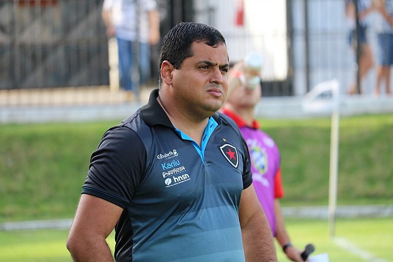 O treinador Léston Júnior foi o escolhido por Tininho e sua diretoria para assumir o comando técnico do Mais Querido