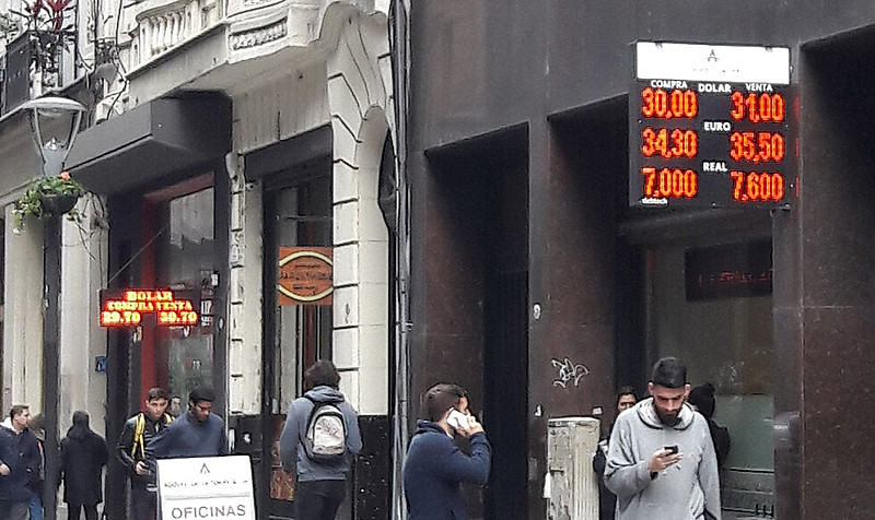 Banco Central do país diz que medida foi tomada por risco de impacto na inflação doméstica