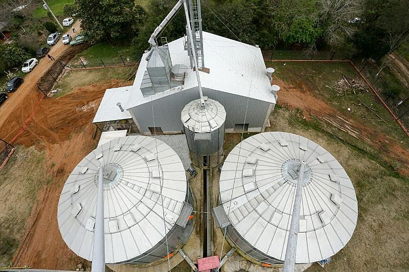 Unidade de recebimento, secagem e armazenagem de grãos e uma agroindústria de processamento de vegetais em Hulha Negra (RS)