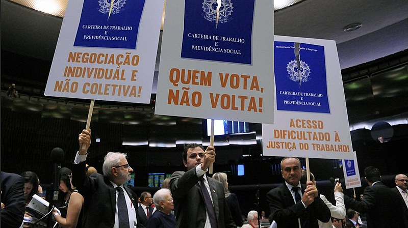 Protesto da oposição na Câmara contra a aprovação da reforma trabalhista, em abril