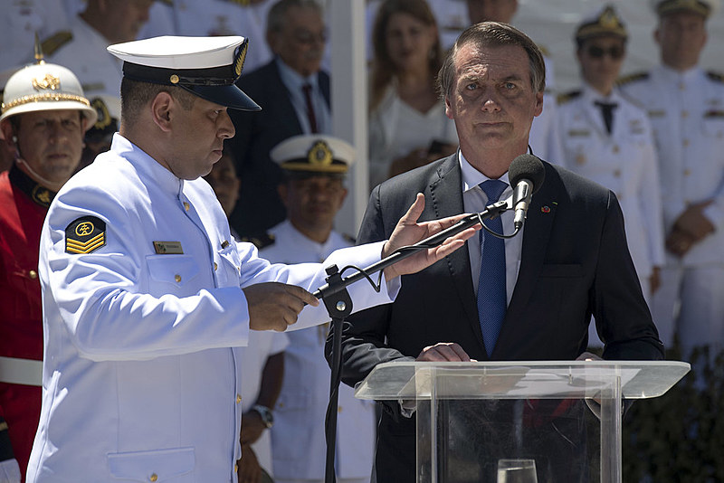Jair Bolsonaro, capitão retirado das Forças Armadas, agora "comanda" seus antigos generais