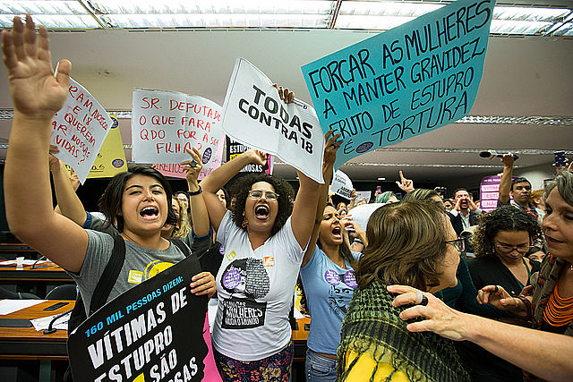 Mulheres protestam contra a PEC 181 durante sessão da comissão que analisa a matéria na Câmara Federal