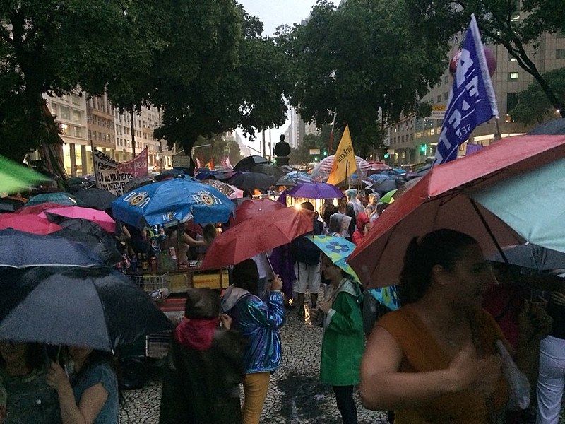 Mesmo sob forte chuva ato contou com cerca de 5 mil mulheres