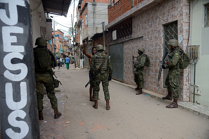 Fuzileiros Navais participam de operação na favela Kelson's, zona norte da cidade do Rio de Janeiro.