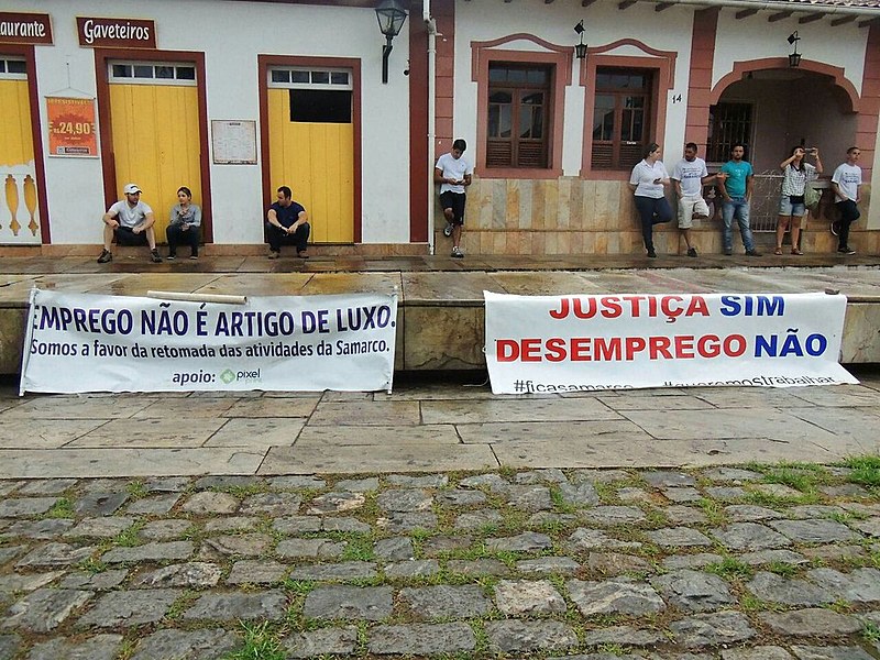 No dia 5 de novembro, trabalhadores protestam em Mariana por empregos