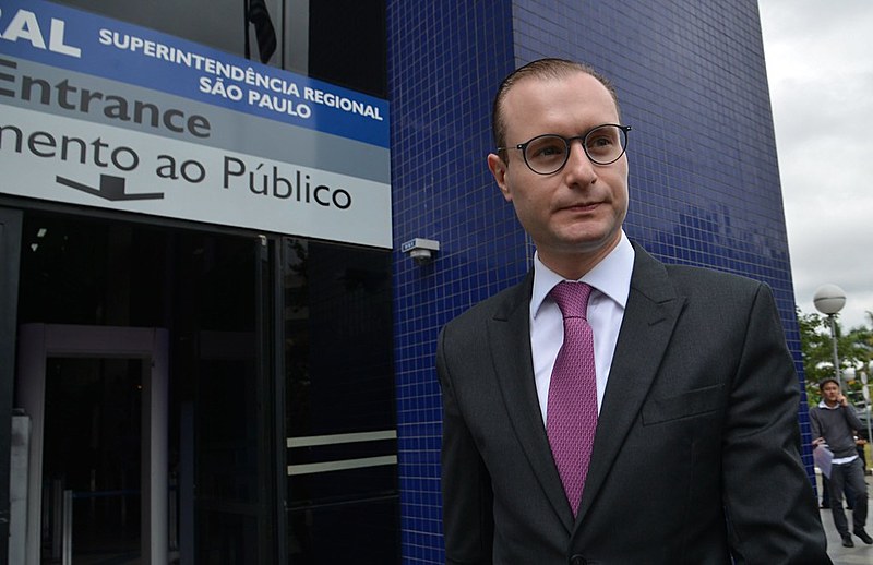 Advogado Cristiano Zanin Martins entrega passaporte do ex-presidente Lula na Superintendência Regional da Polícia Federa