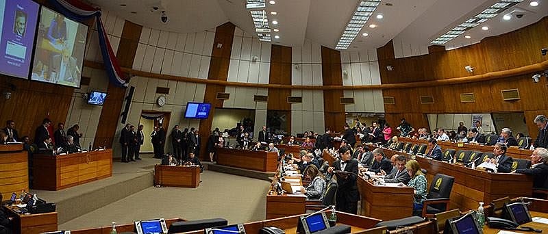 Das 45 cadeiras do Senado, o direitista Partido Colorado, do novo presidente Abdo Martínez, obteve 17