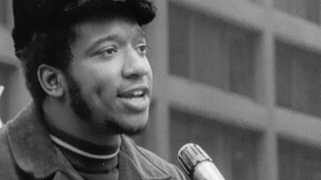 Com poucos anos de militância, Fred Hampton tornou-se um grande militante e comunicador dos Panteras Negras