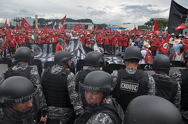 Marcha del MST en Brasilia, en 2014, es acorralada por la tropa de choque de la Policía Militar